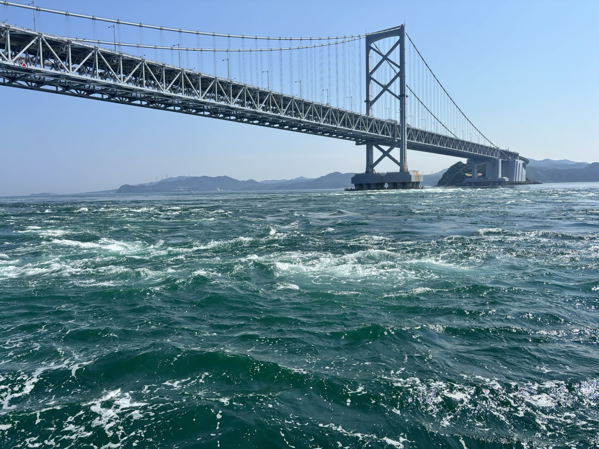 【あなたはどっち派?】船から見る渦潮と鳴門大橋&淡路島から見る鳴門大橋