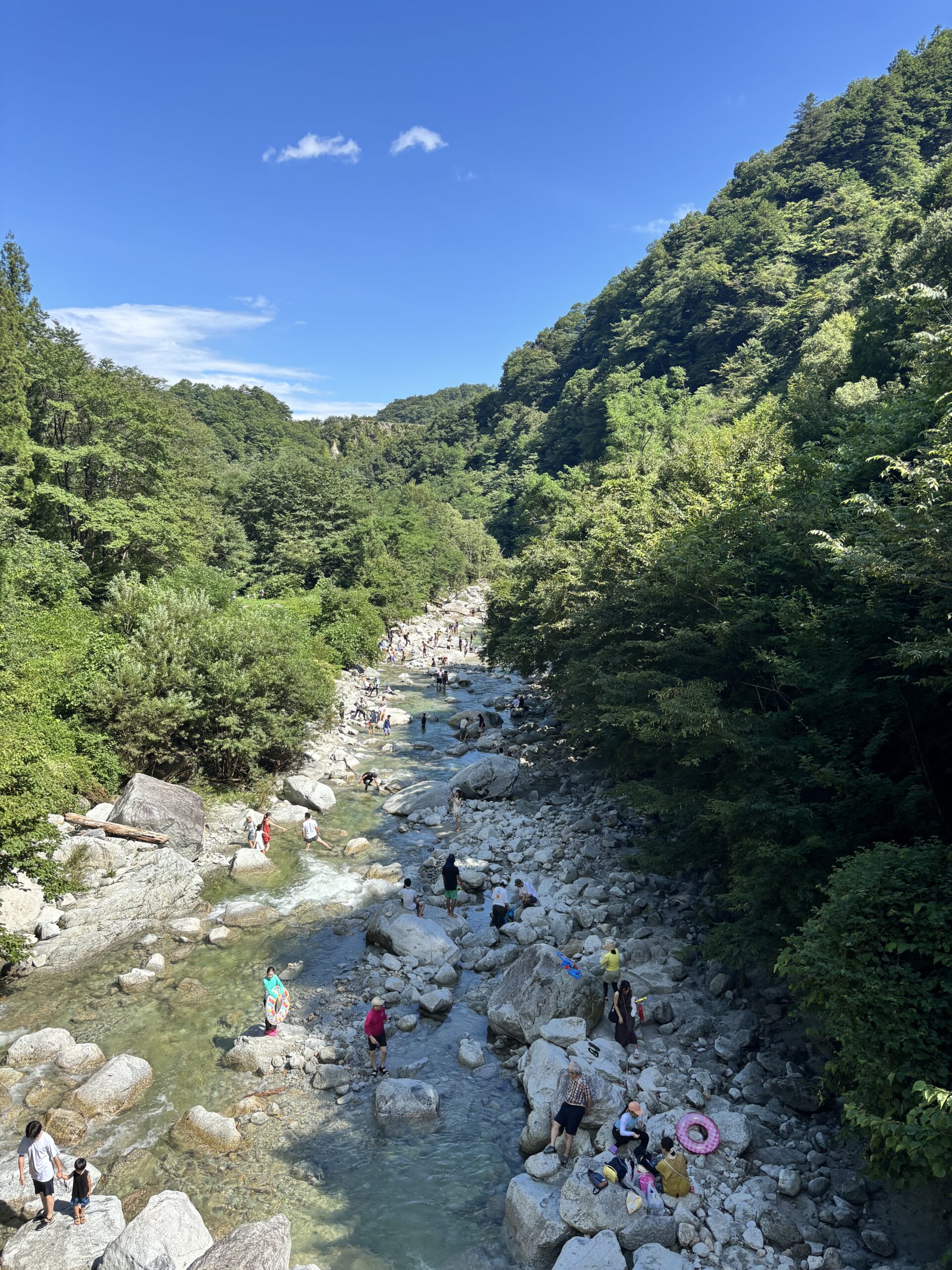 【尾白川堰堤で涼しく遊ぼう!】子どもと滑るウォータースライダー