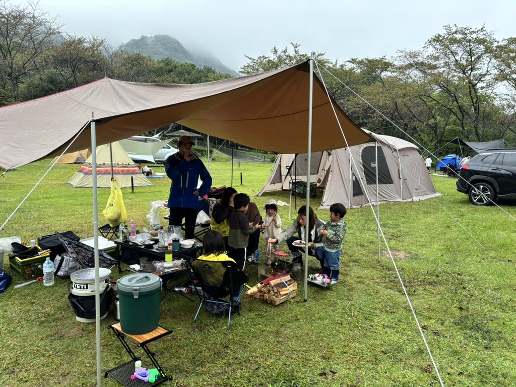 【養老キャンプ場】元ゴルフ場の広大な芝生サイト!雨でも快適なファミリーキャンプ